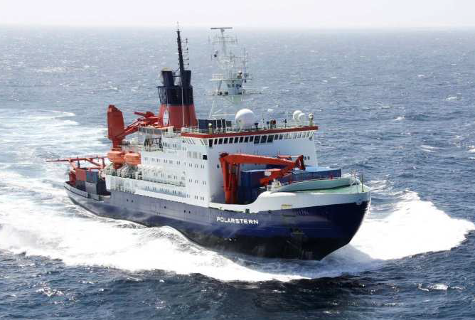 Forschungsschiff POLARSTERN auf dem Weg in die Antarktis. Quelle: Folke Mertens, AWI.