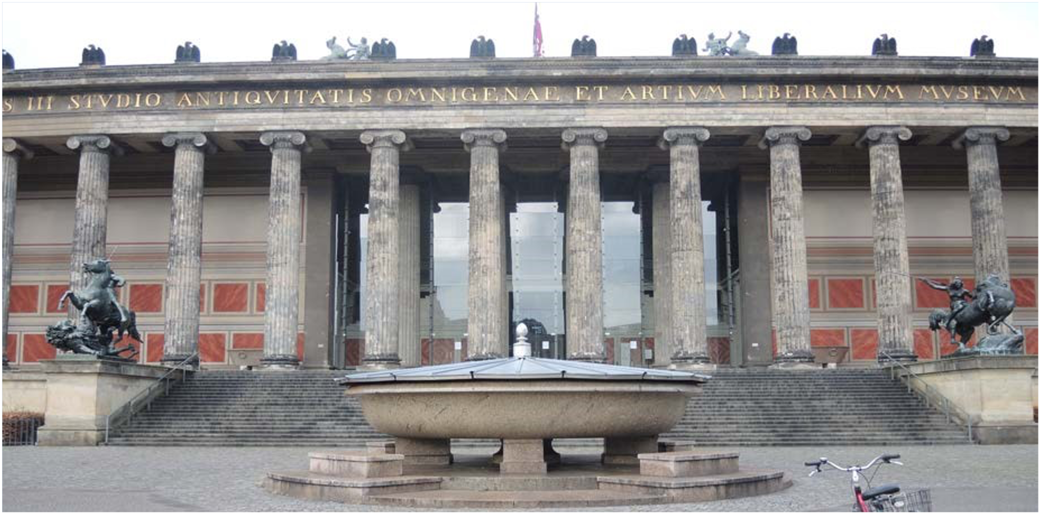 Blick vom Lustgarten auf das Alte Museum mit der Granitschale, Foto: Gerda Schirrmeister
